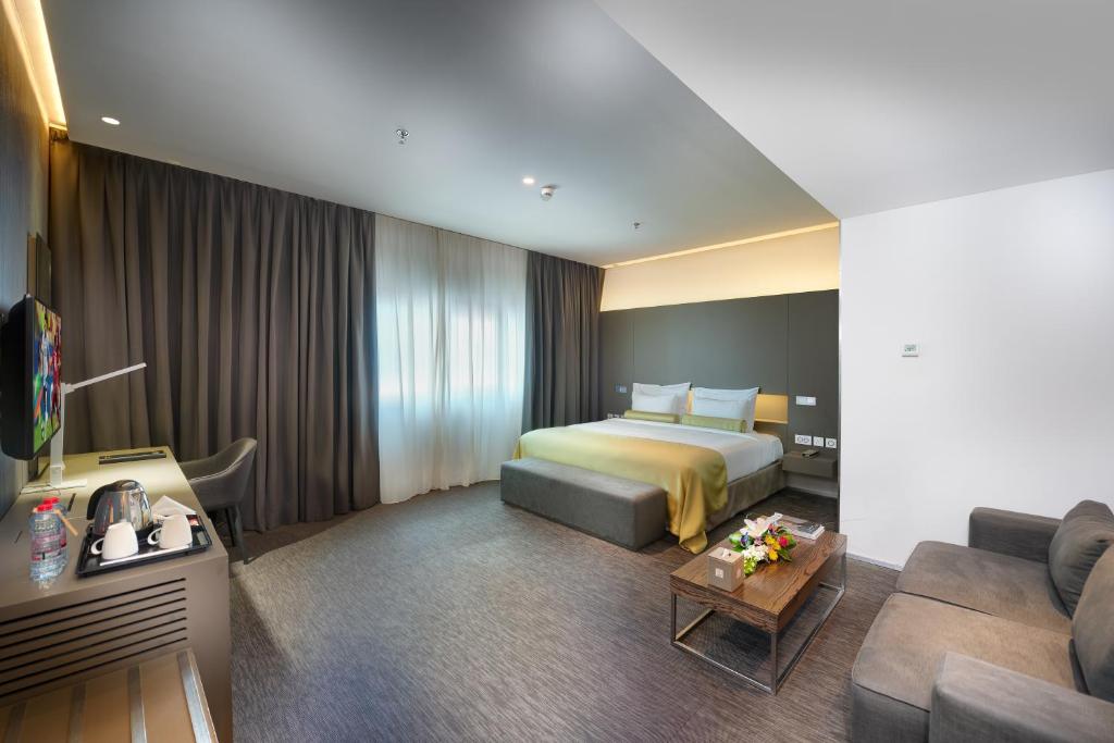 Postel nebo postele na pokoji v ubytování 72 Hotel Sharjah