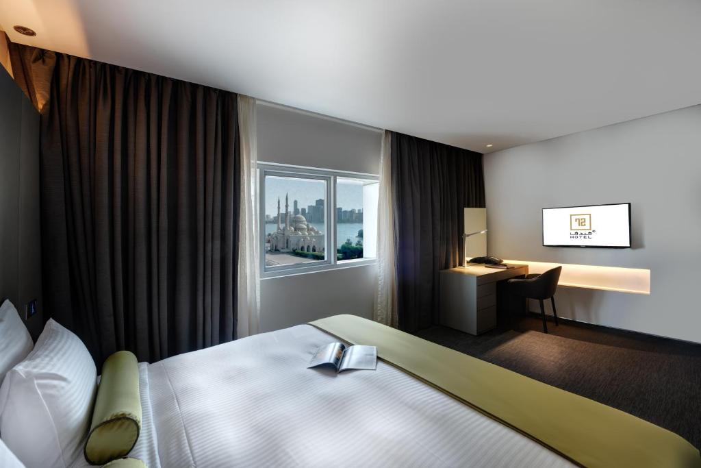 Postel nebo postele na pokoji v ubytování 72 Hotel Sharjah