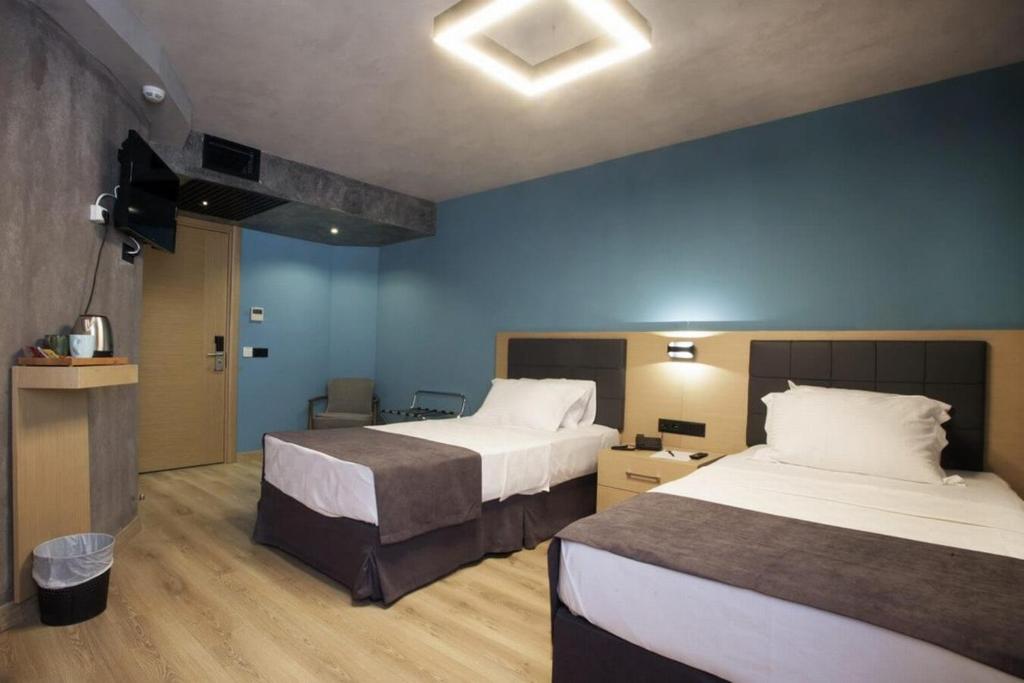 Red Stone Hotel - 