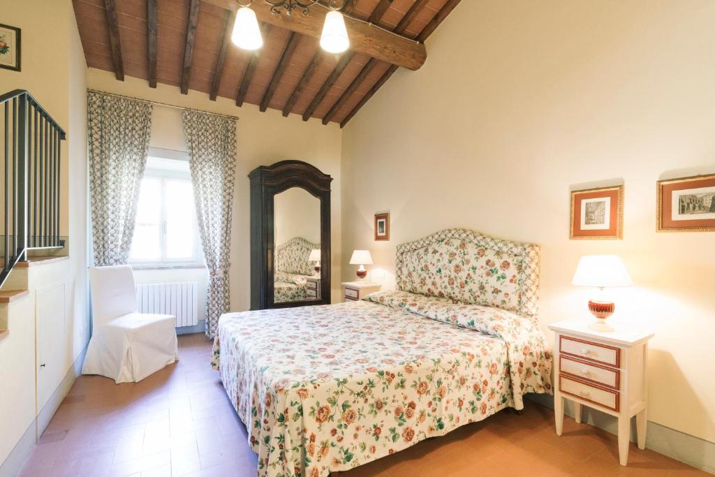 a bedroom with a bed and a mirror at Appartamenti Catarsena in Banzena
