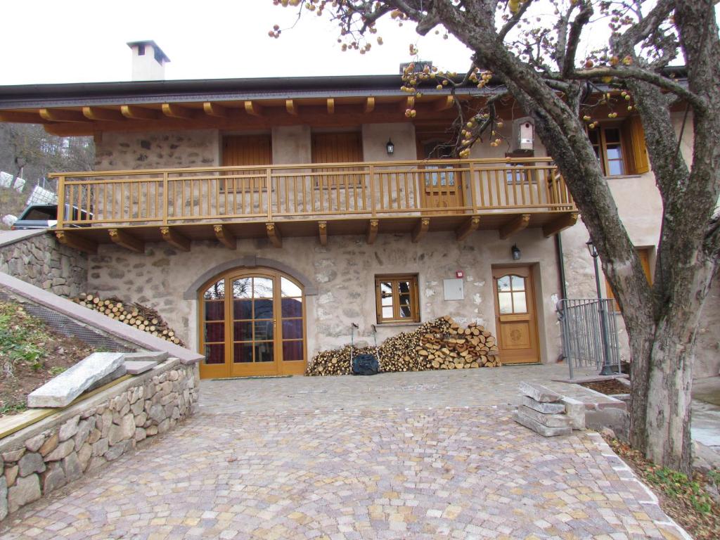 une maison avec un balcon au-dessus dans l'établissement Agritur Maso Bornie, à Grauno