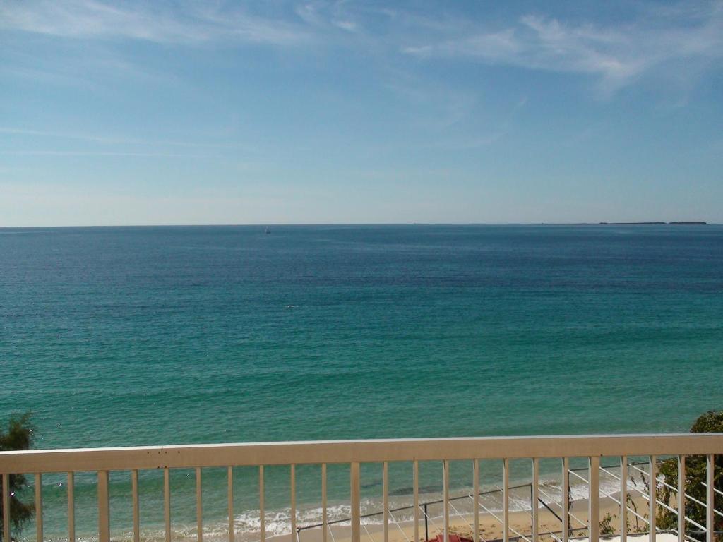 een balkon met uitzicht op de oceaan bij Constantinos Apartments in Lassi