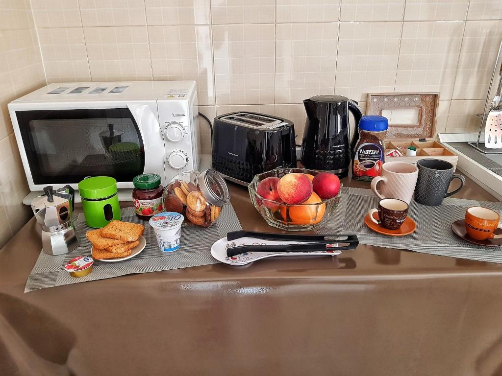 - un comptoir de cuisine avec un four micro-ondes et une corbeille de fruits dans l'établissement La Cittadella apartement, à Contursi