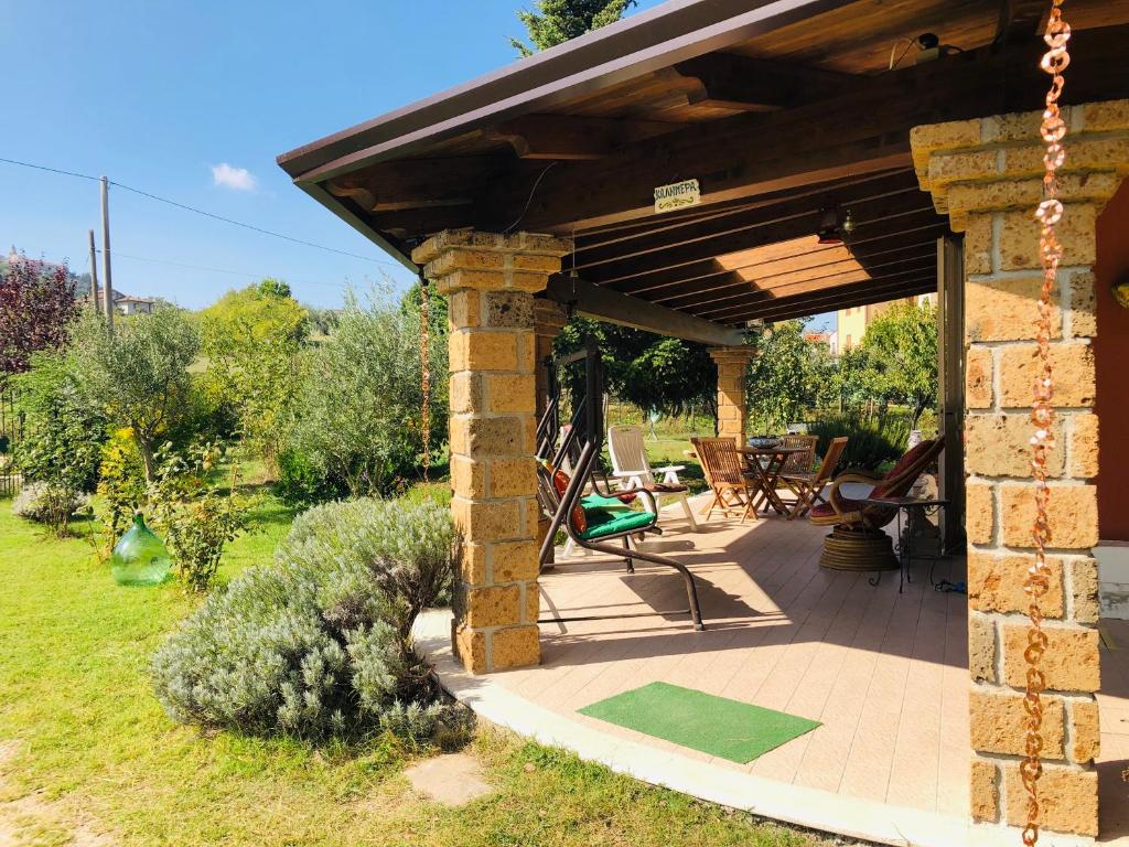 een paviljoen met een tafel en stoelen in een tuin bij Villa Cristal in Montemiletto