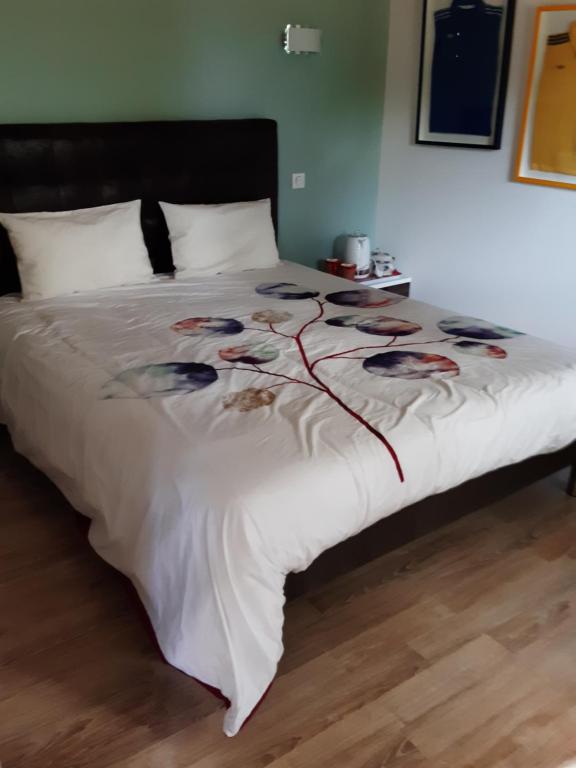 LA FERME DE CAPUCINE - Standard Double Room With Shared Bathroom