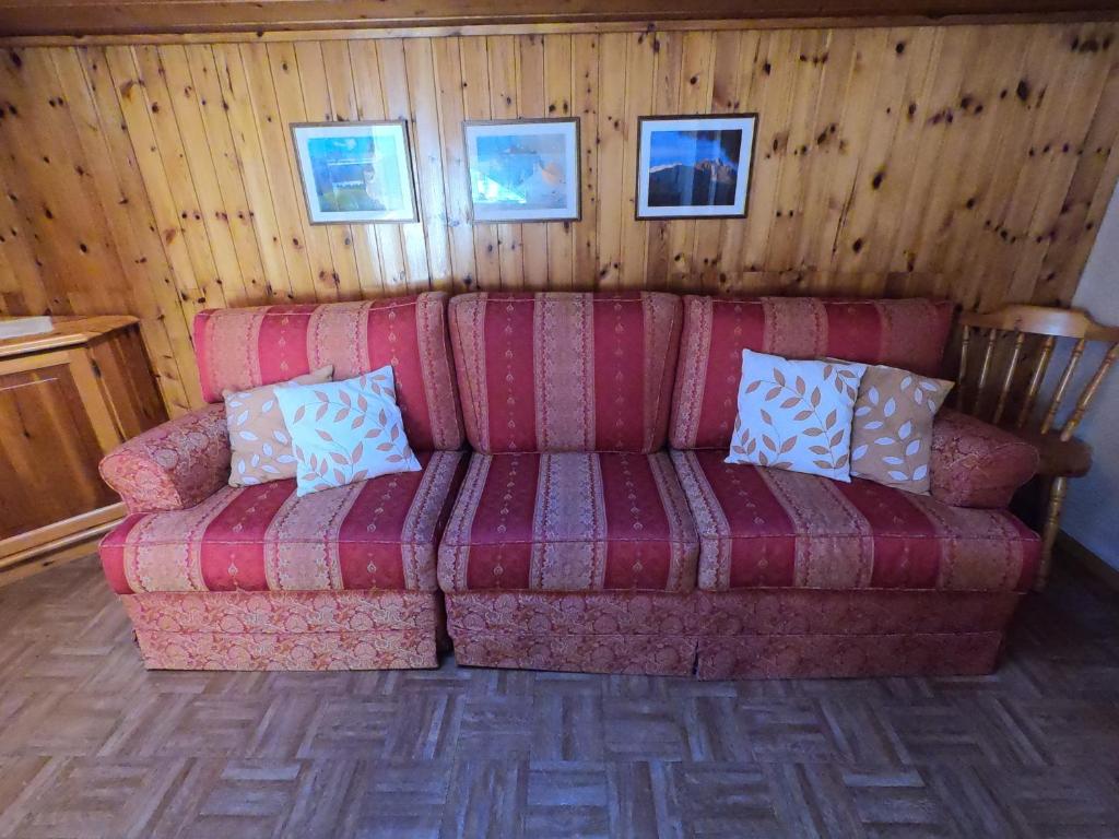 uma sala de estar com um sofá vermelho com almofadas em ciasa de epi em Pera
