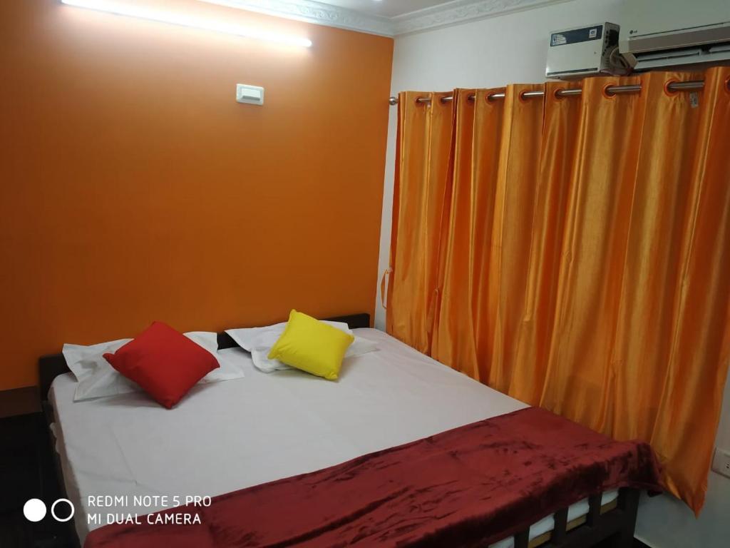 Postel nebo postele na pokoji v ubytování The coloursinn Home stays