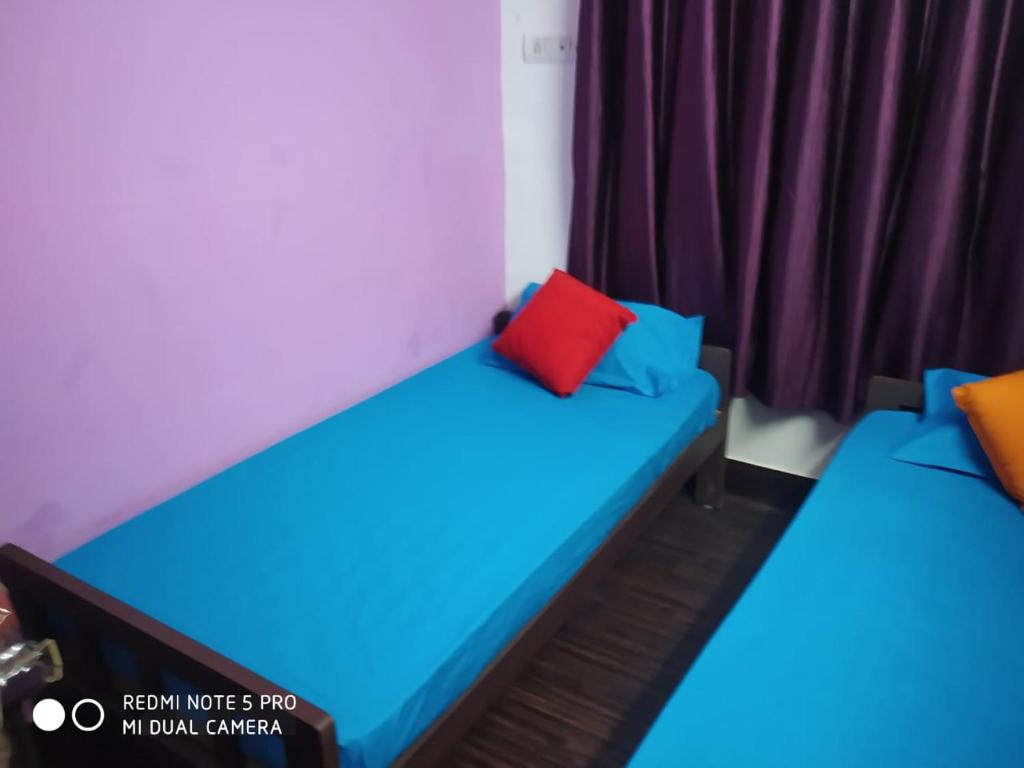 Postel nebo postele na pokoji v ubytování The coloursinn Home stays