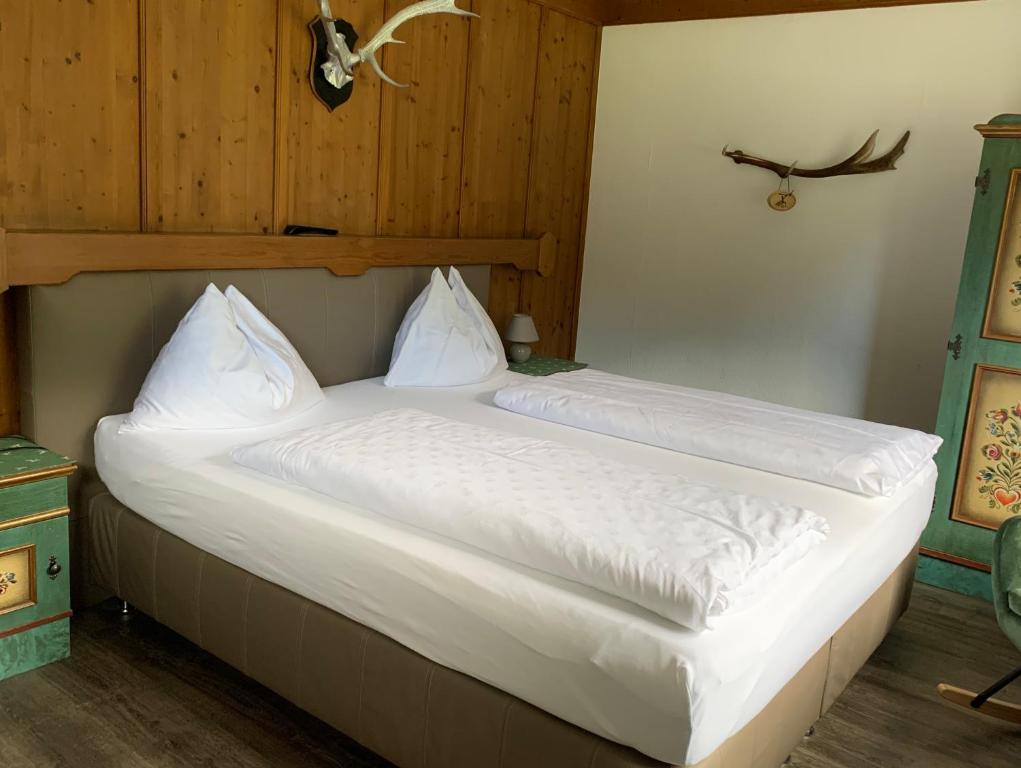 A bed or beds in a room at Pension Jaga Hias