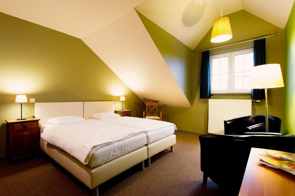 Un pat sau paturi într-o cameră la B&B De Vroling