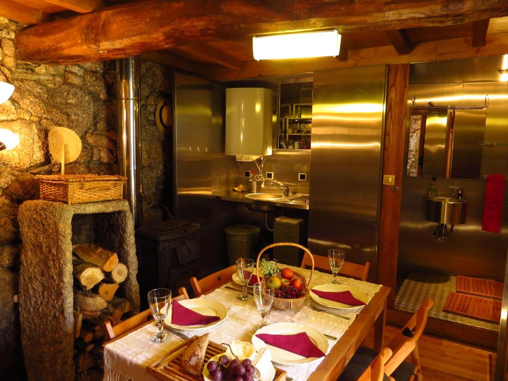 Un restaurante o sitio para comer en Restored, rustic and rural mini cottage in typical Portuguese village