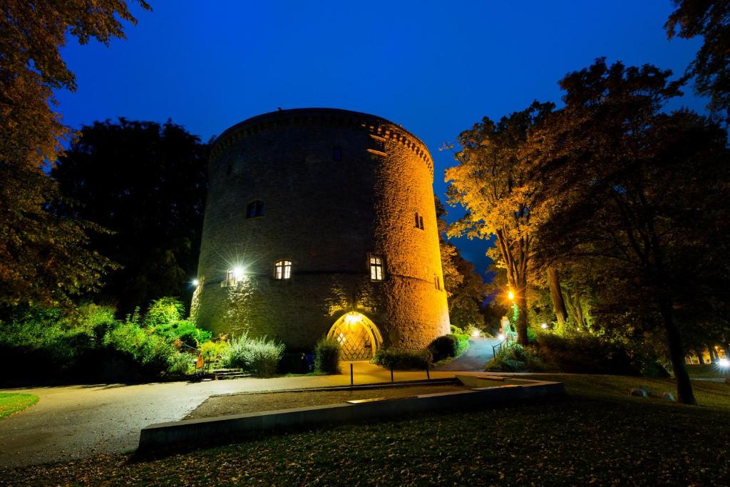 een gebouw dat 's nachts verlicht is bij Ferienwohnungen Burg im Zwinger in Goslar