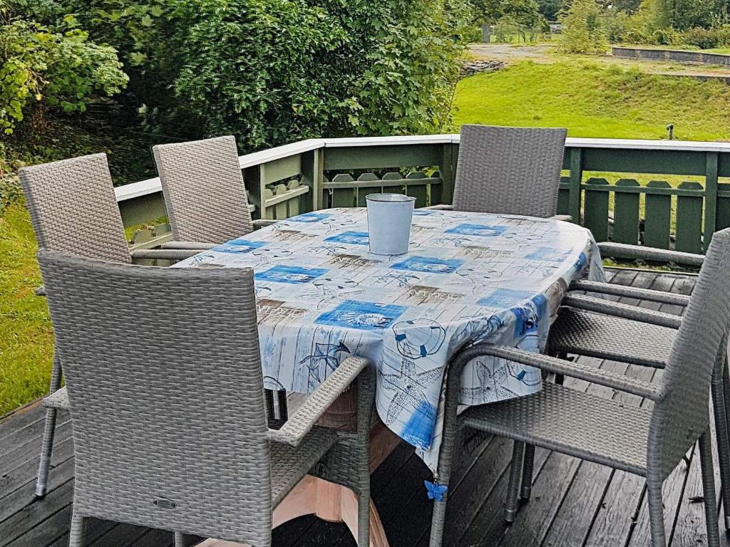 einen Tisch und Stühle auf einer Terrasse mit Tisch und Stühlen in der Unterkunft 6 person holiday home in MOSTERHAMN in Mosterhamn