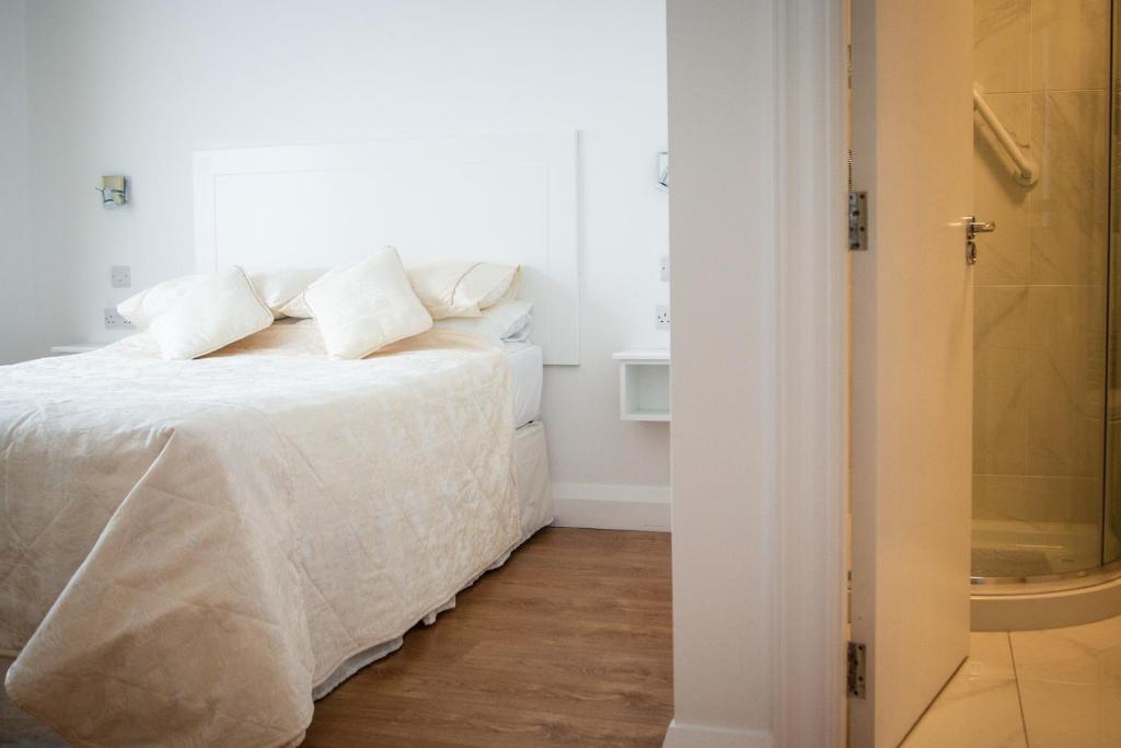 Uma cama ou camas num quarto em Hayes House Killarney