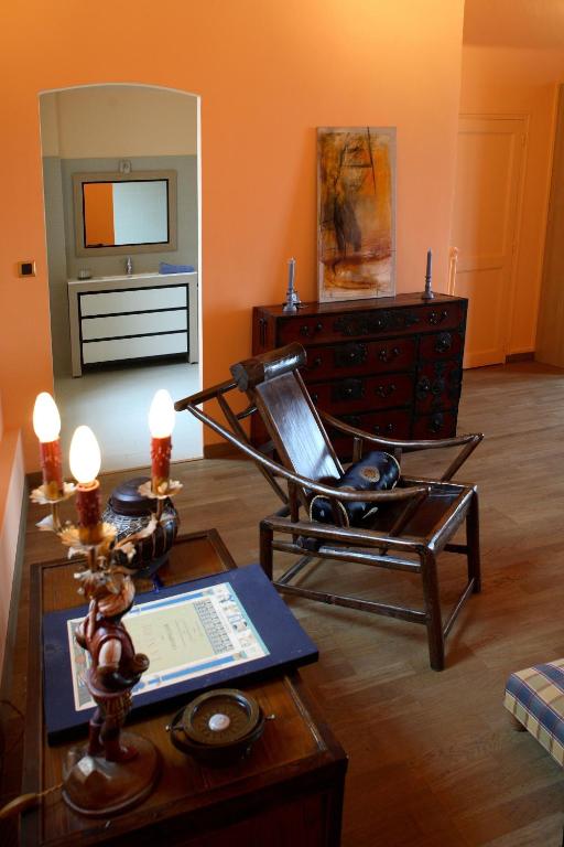 Posezení v ubytování Logis Hôtel Le Relais Louis XI