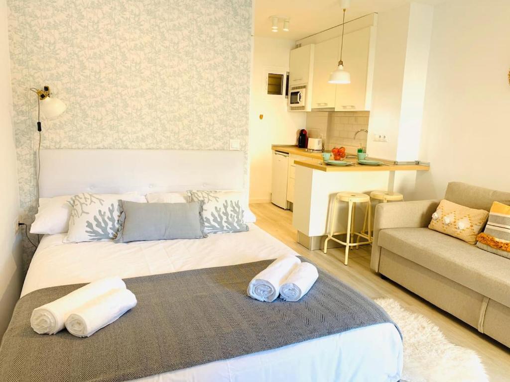 una camera con letto e divano e una cucina di Apartamento Iris a Benalmádena