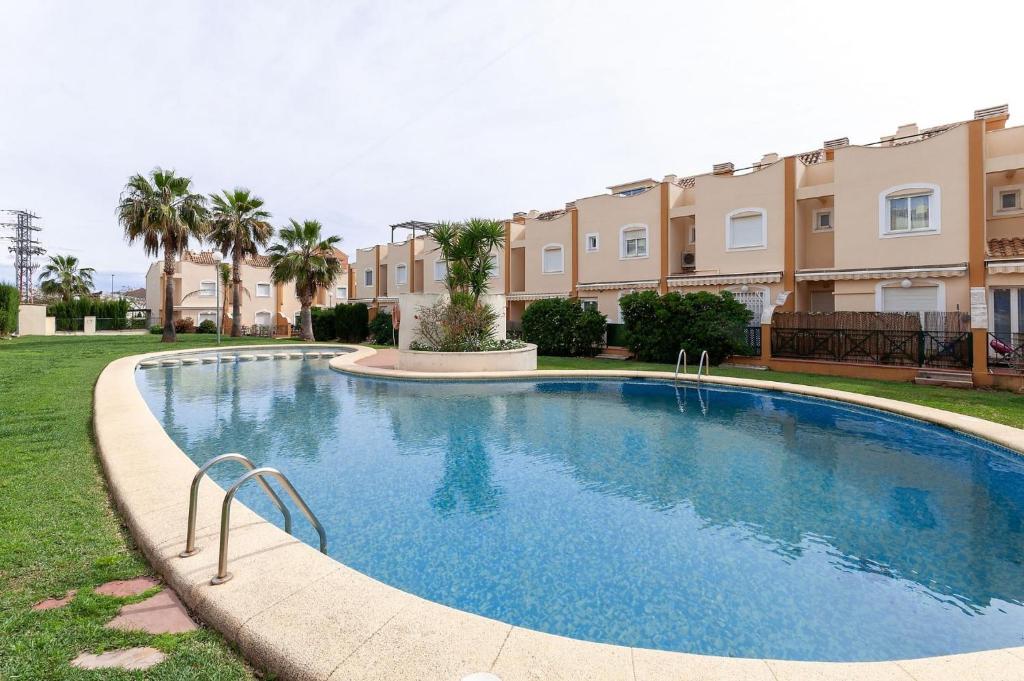 una piscina di fronte ad alcuni edifici di appartamenti di Villas del Montgo a Denia