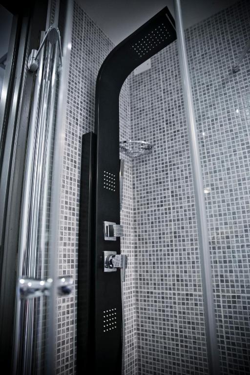 W łazience znajduje się prysznic z lustrem. w obiekcie Ilga Hotel w mieście Collecchio
