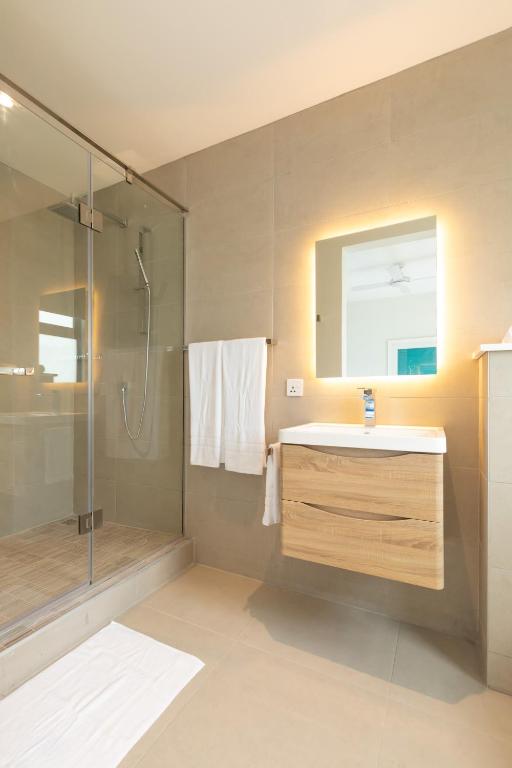 Koupelna v ubytování CAPLAGE -Beach Front Luxury Apartment at Searock