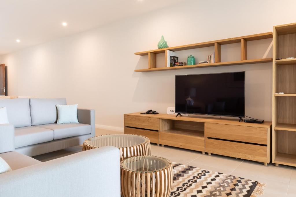 TV a/nebo společenská místnost v ubytování CAPLAGE -Beach Front Luxury Apartment at Searock