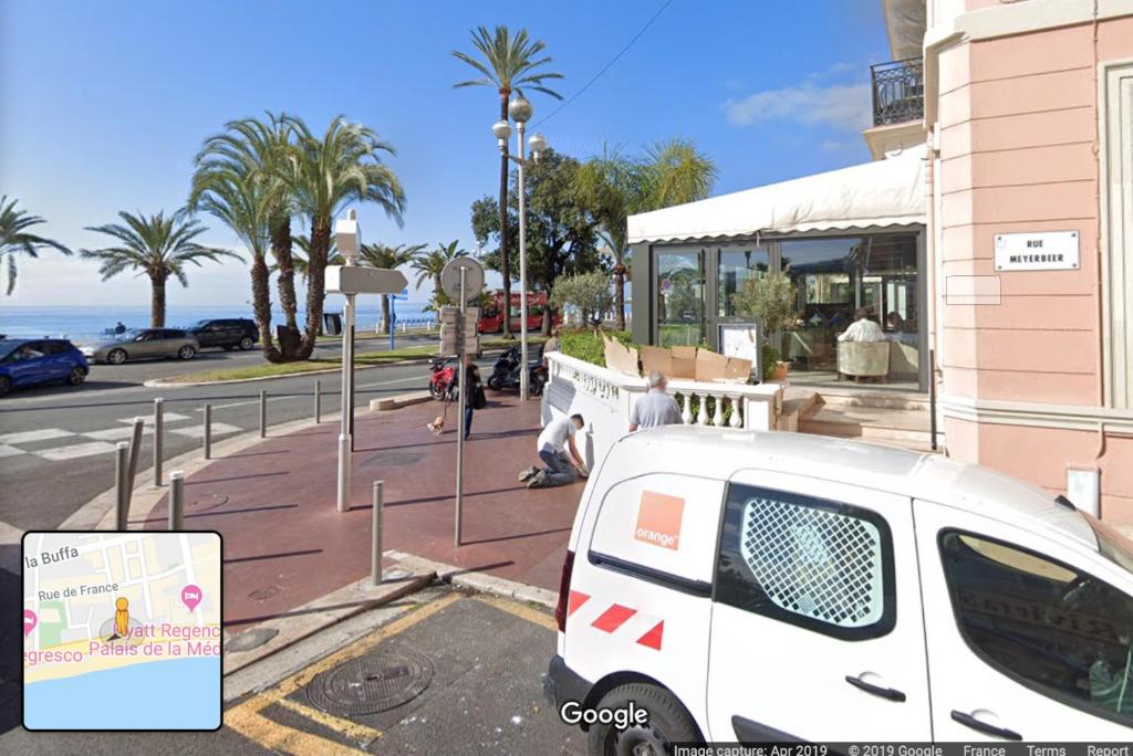 una furgoneta blanca estacionada al lado de una calle en Apt 2-3 pces dans le Carre d Or a 290 m des plages en Niza
