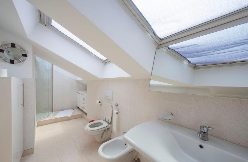 Kúpeľňa v ubytovaní Luxury Seafront Villa Exclusive Pag with private pool by the beach on Pag island
