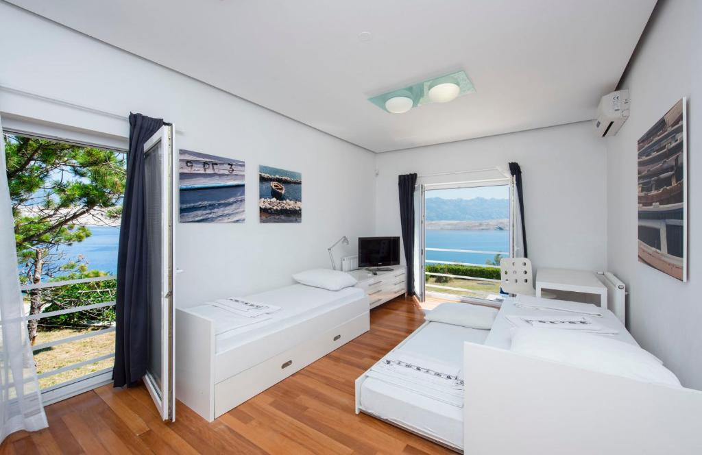 Posteľ alebo postele v izbe v ubytovaní Luxury Seafront Villa Exclusive Pag with private pool by the beach on Pag island