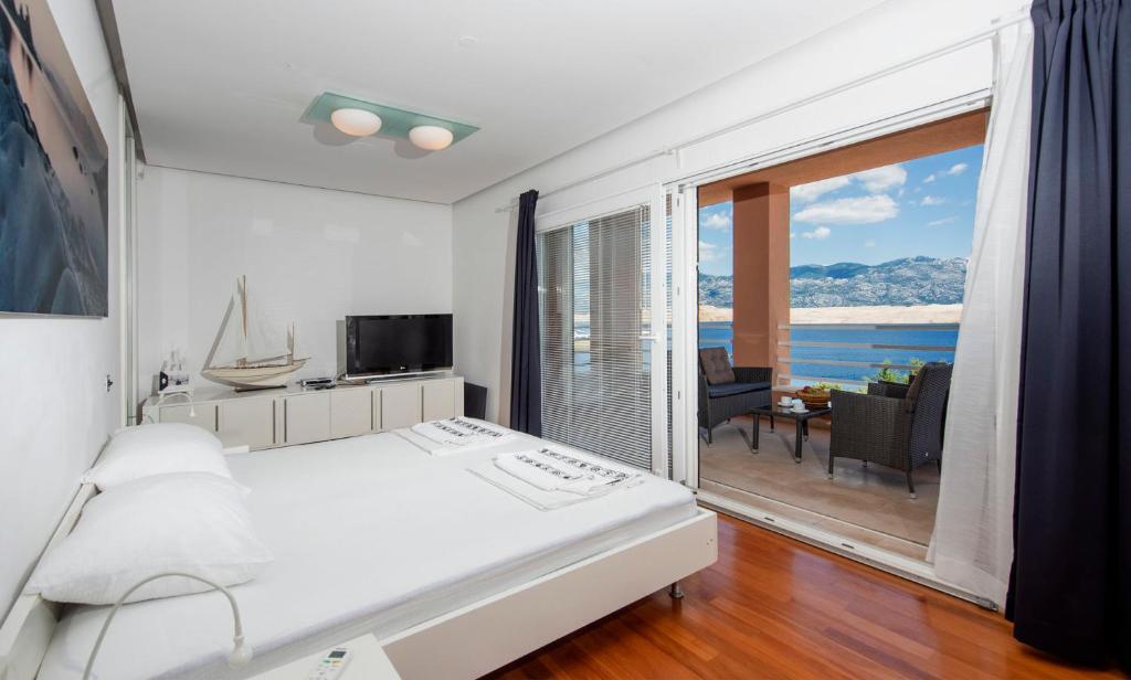 Posteľ alebo postele v izbe v ubytovaní Luxury Seafront Villa Exclusive Pag with private pool by the beach on Pag island