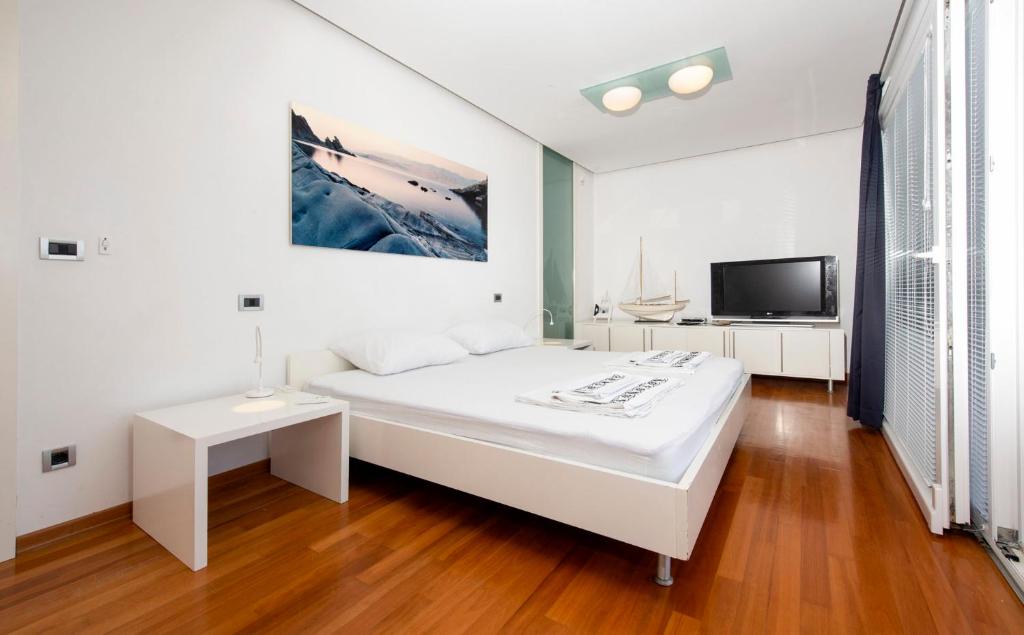 Posteľ alebo postele v izbe v ubytovaní Luxury Seafront Villa Exclusive Pag with private pool by the beach on Pag island