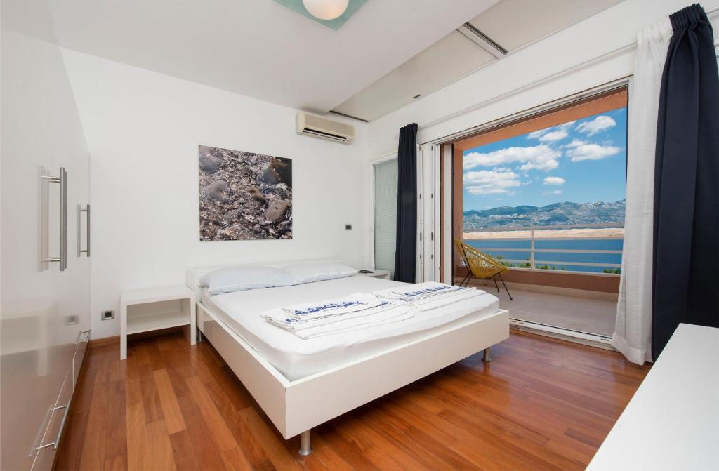 Posteľ alebo postele v izbe v ubytovaní Luxury Seafront Villa Exclusive Pag with private pool by the beach on Pag island