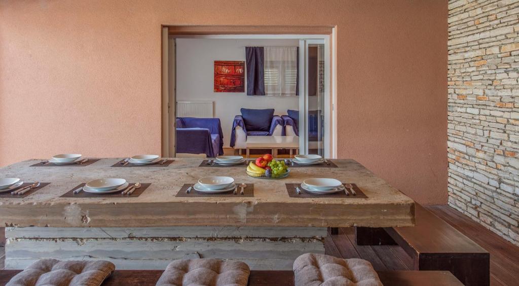 Posedenie v ubytovaní Luxury Seafront Villa Exclusive Pag with private pool by the beach on Pag island