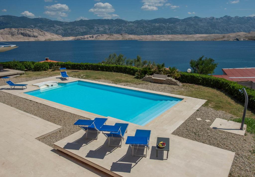 Bazén v ubytovaní Luxury Seafront Villa Exclusive Pag with private pool by the beach on Pag island alebo v jeho blízkosti