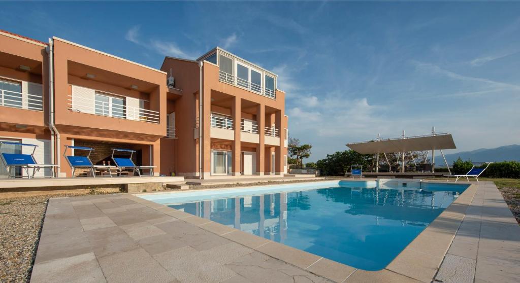 Bazén v ubytovaní Luxury Seafront Villa Exclusive Pag with private pool by the beach on Pag island alebo v jeho blízkosti