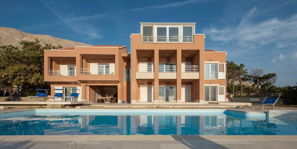 Bazén v ubytovaní Luxury Seafront Villa Exclusive Pag with private pool by the beach on Pag island alebo v jeho blízkosti