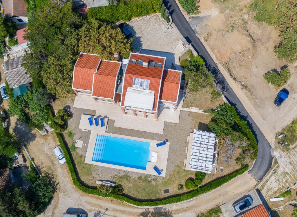 Bazén v ubytovaní Luxury Seafront Villa Exclusive Pag with private pool by the beach on Pag island alebo v jeho blízkosti