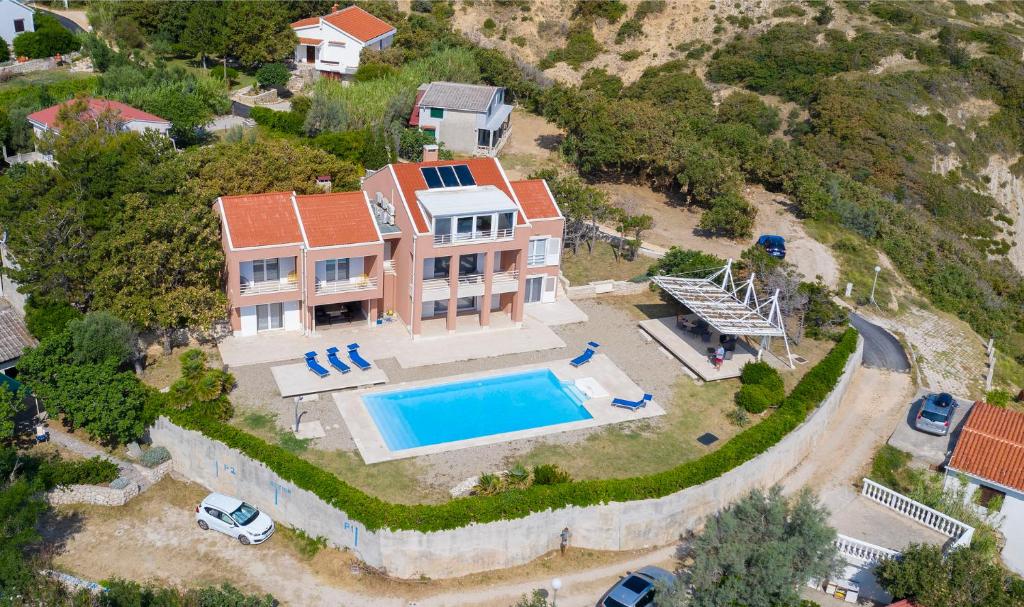 Bazén v ubytovaní Luxury Seafront Villa Exclusive Pag with private pool by the beach on Pag island alebo v jeho blízkosti