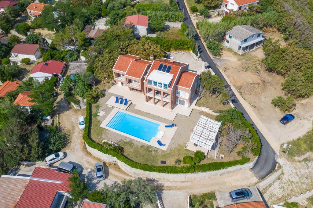 Bazén v ubytovaní Luxury Seafront Villa Exclusive Pag with private pool by the beach on Pag island alebo v jeho blízkosti