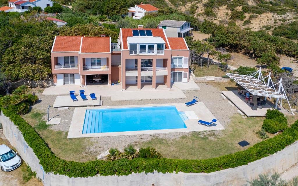 Bazén v ubytovaní Luxury Seafront Villa Exclusive Pag with private pool by the beach on Pag island alebo v jeho blízkosti