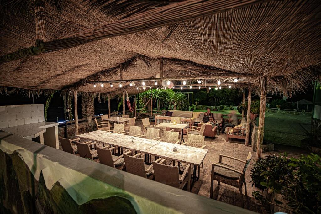 zona de comedor al aire libre con mesa y sillas en Blue Ocean Camp - Tasartico, en Tasartico