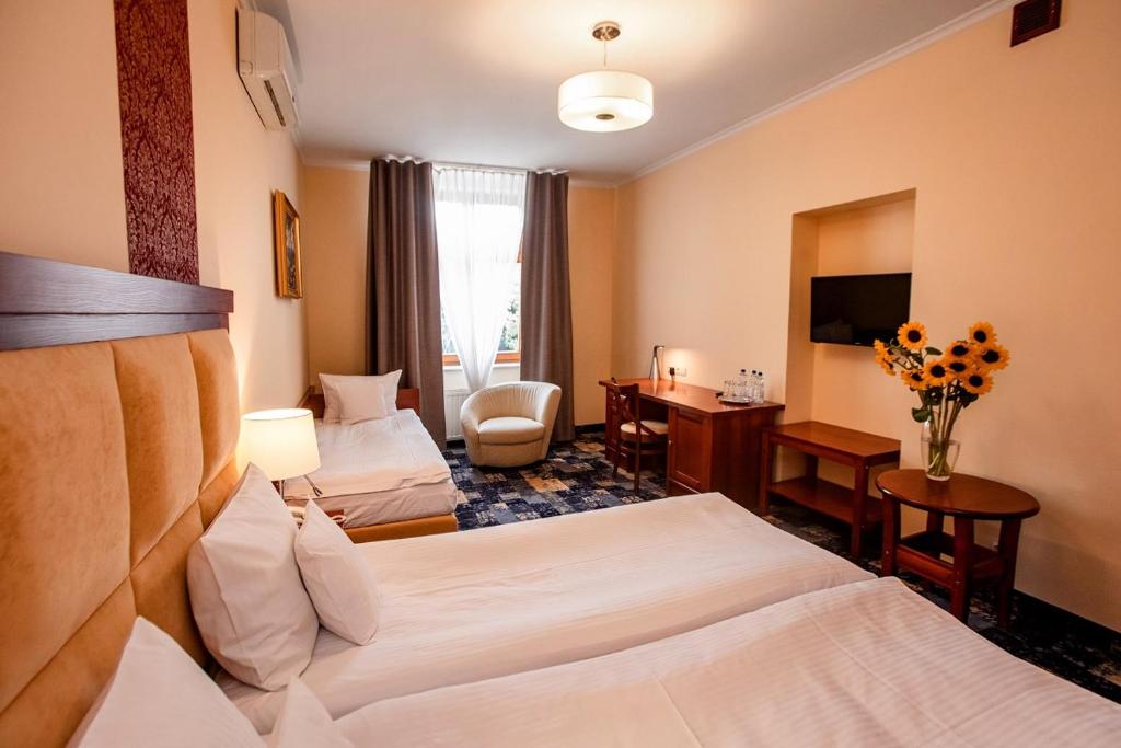 Posteľ alebo postele v izbe v ubytovaní Hotel Hubertus Rzeszów