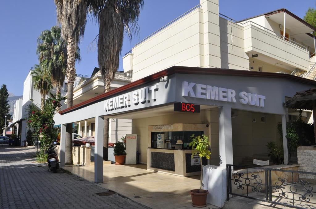 ケメルにあるKemer Suitesの市道の木材日焼け屋