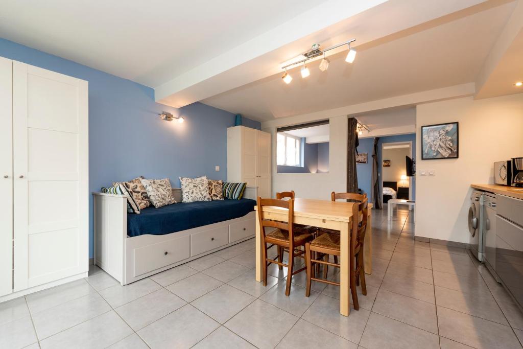 un salon avec une table et un canapé dans l'établissement Le Pastel, à Toulouse