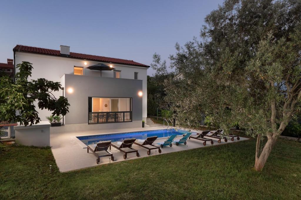 Luxury villa Medulin II with heated pool and sea view near the beach