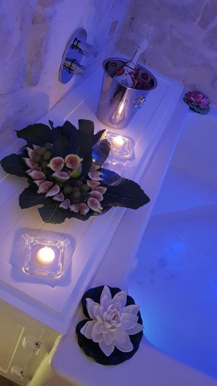 un tavolo con composizione floreale e luci di Alloggio Turistico Suite Nino a Ceglie Messapica