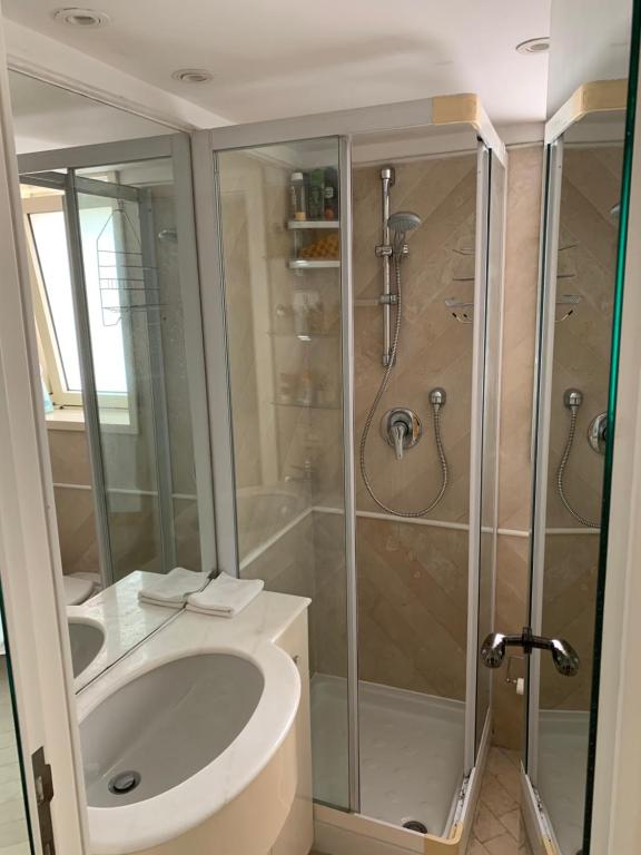 Koupelna v ubytování Suite Apartment in MC Center, 5min walk to Casino & the Port and 1min from underground train station
