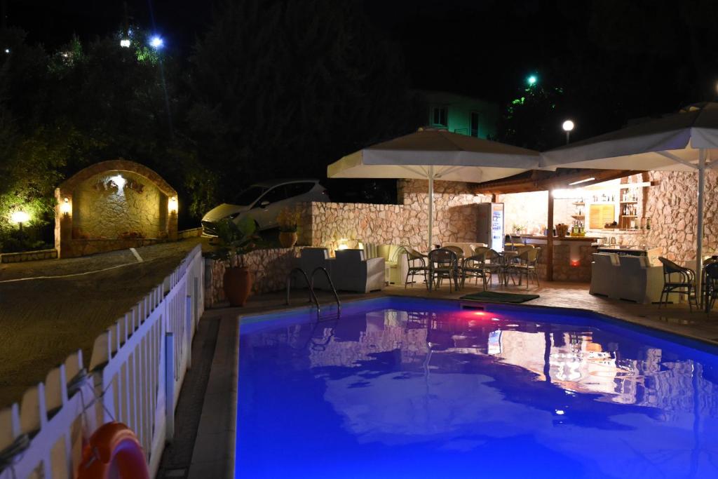 Bazén v ubytovaní Viaros Hotel Apartments alebo v jeho blízkosti