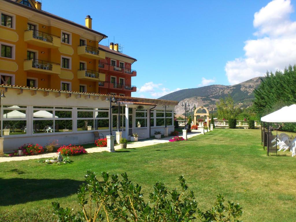 Nespecifikovaný výhled na hory nebo výhled na hory při pohledu z hotelu