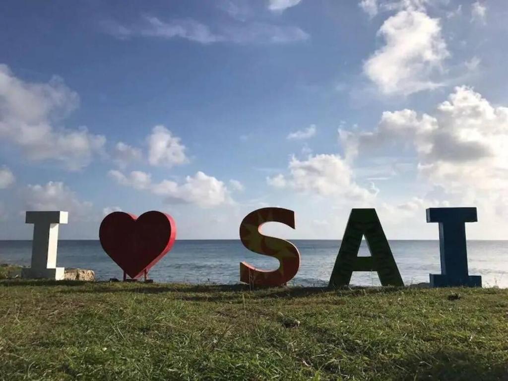 Una señal que dice que me gusta la ceniza en la playa en Apartamentos Familiares The Upper room 202, en San Andrés