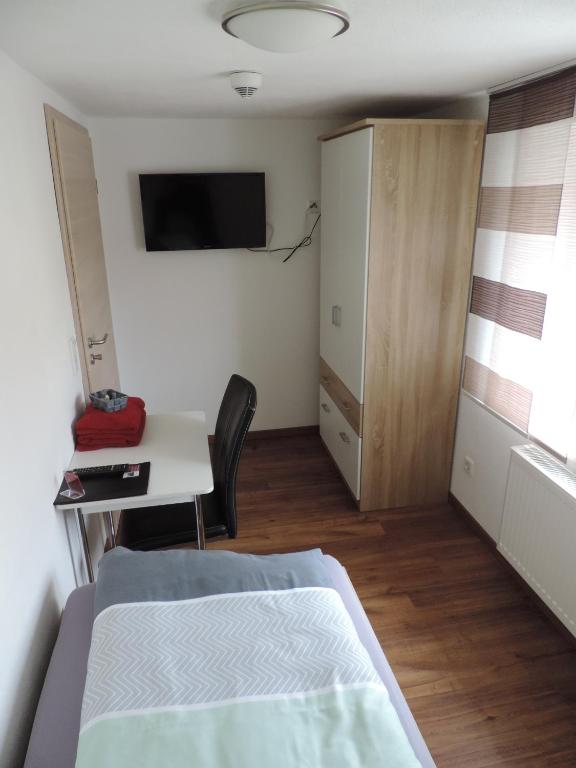 Pension am Kirchberg - Single Room With Shared Shower And Toilet