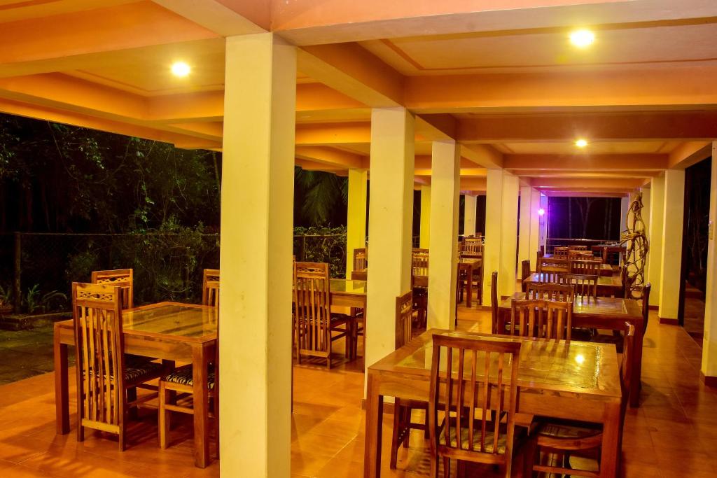 Restaurace v ubytování Rainforest Lodge, Deniyaya singheraja